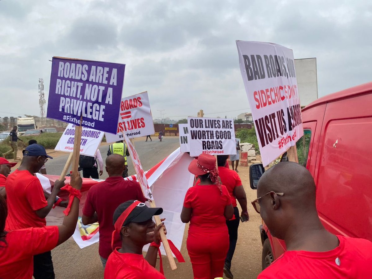 Blackbitzafrica's tweet photo. Massive demo underway at the Kpone Barrier as part of the "Fix the Road" campaign. Residents & activists are demanding urgent road repairs.
#fixtheroad
----
R-A-P-E-R Efia Odo Shallipopi B KNUST Sista Afia Shatta Amissah Arthur Rema Martes the host Napo #TV3GH #March2Parliament https://t.co/g2RKkSOscq