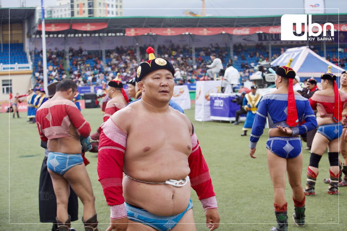 5 дээр харьж яваа Эрхэмбаяр аваргыг, 6 дээр бэртчихсэн Пүрэвсайхан зааныг амлах нь зөв шүү дээ. Наадмаар барилдаж байгаа гол зорилго нь 9 давж түрүүлэхийн тулд, цолоо ахиулахын төлөө биз дээ. Хүссэн хүнээ амлаад барилдах эрх нь хөдөлмөр зүтгэлээрээ бий болгосон даян аварга гэх