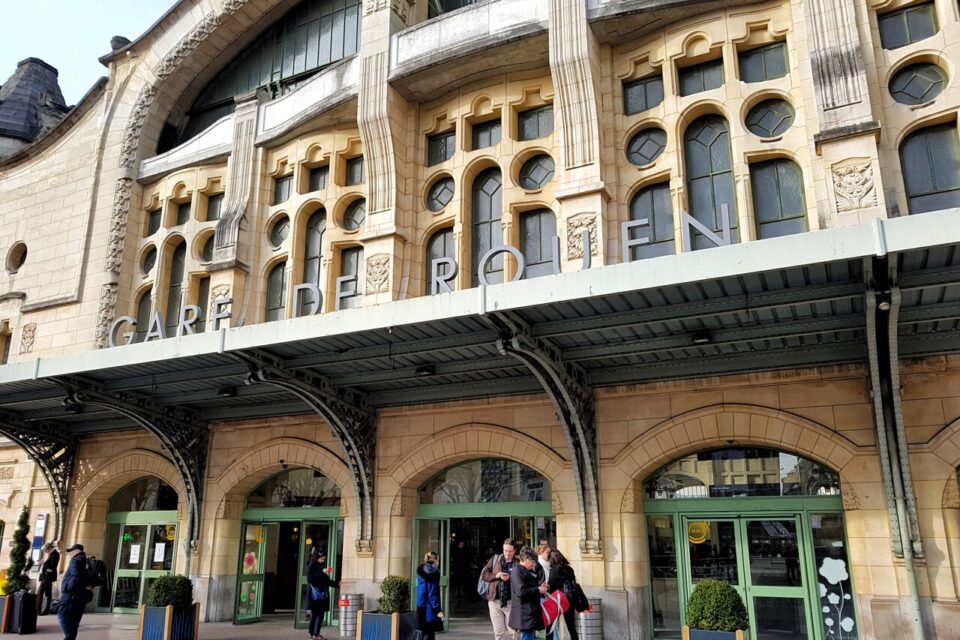 76actu's tweet photo. Deux hommes ont tenté de voler toutes les affaires d'un jeune de 21 ans parce qu'il a refusé de leur faire un partage de connexion à la gare de #Rouen, jeudi 11 juillet. Ils ont finalement été interpellés. https://t.co/bGgUW2Kbmx