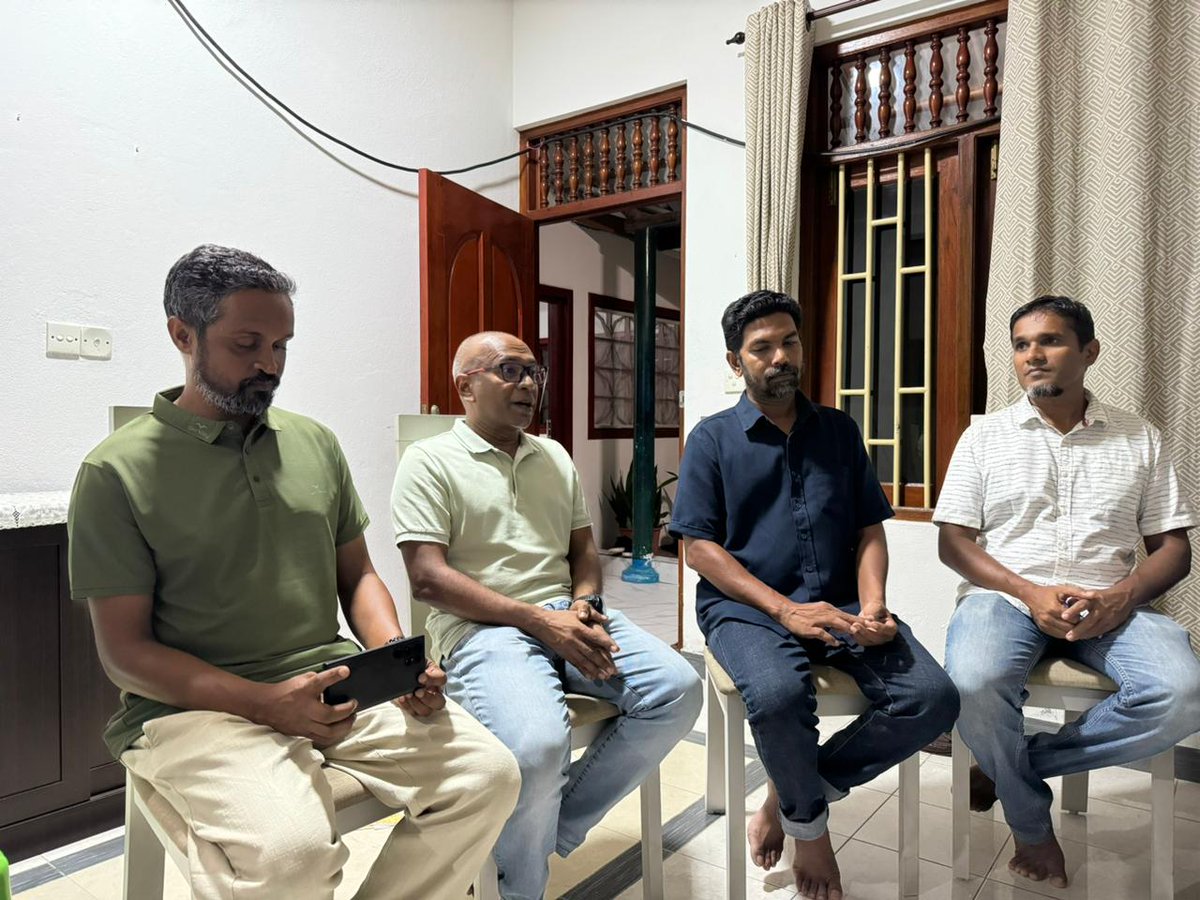 FathmathHamdha's tweet photo. ރޭގައި ޑިމޮކްރެޓްސްގެ ފުވައްމުލަކު ޓީމާއިއެކު ކުރިޔަށްދިޔަ މަޝްވަރާ ބައްދަލުވުމުގެ ތެރެއިން. https://t.co/r5caWBNHWo