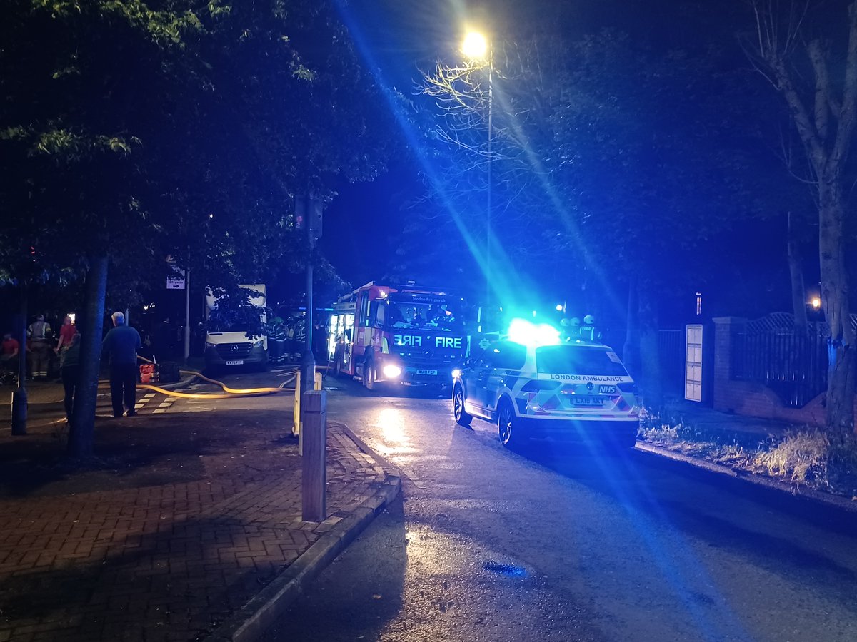Early this morning, three people were rescued by firefighters responding to a flat fire in #Streatham Park. The residents had become trapped in their flat when a fire broke out on the ground floor and they were unable to escape. 

Find out what happened: orlo.uk/QP6vp