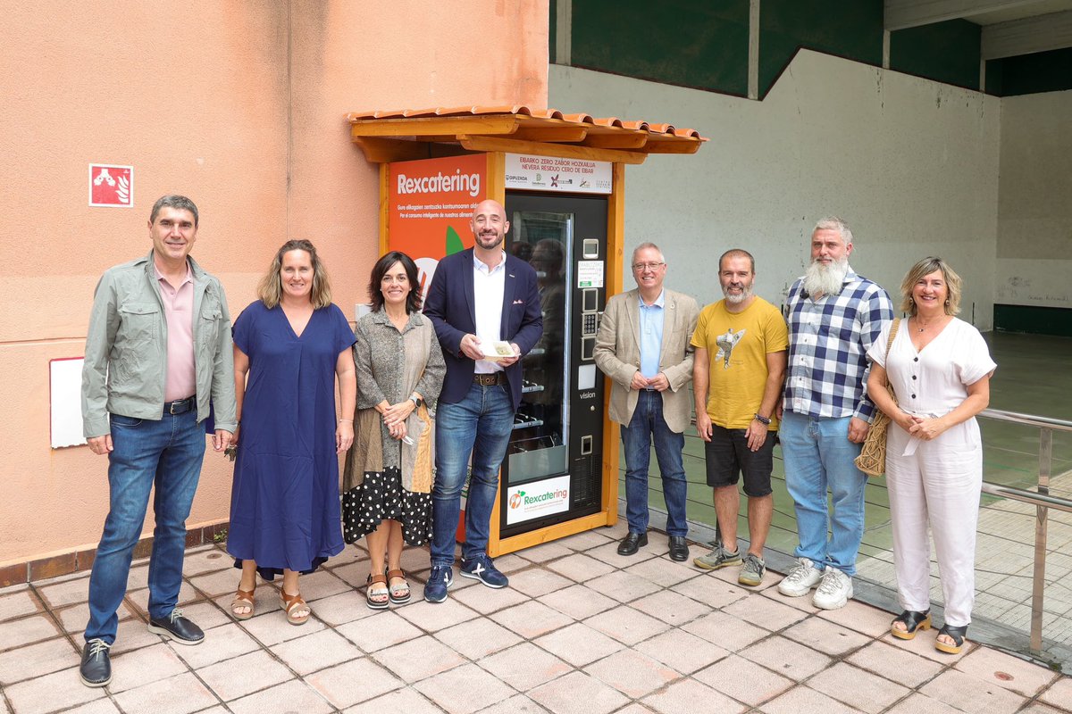 asensioji's tweet photo. Presentamos el proyecto #REXCATERING en Eibar, donde hemos aportado 18.500€.
Pretendemos luchar contra el despilfarro de alimentos, recuperando los excedentes de alimentos del Centro Egogain y de J.A. Mogel Ikastola, y ponerlos a disposición de la ciudadanía.♻️
#ZeroZabor https://t.co/MBsw6aUCly