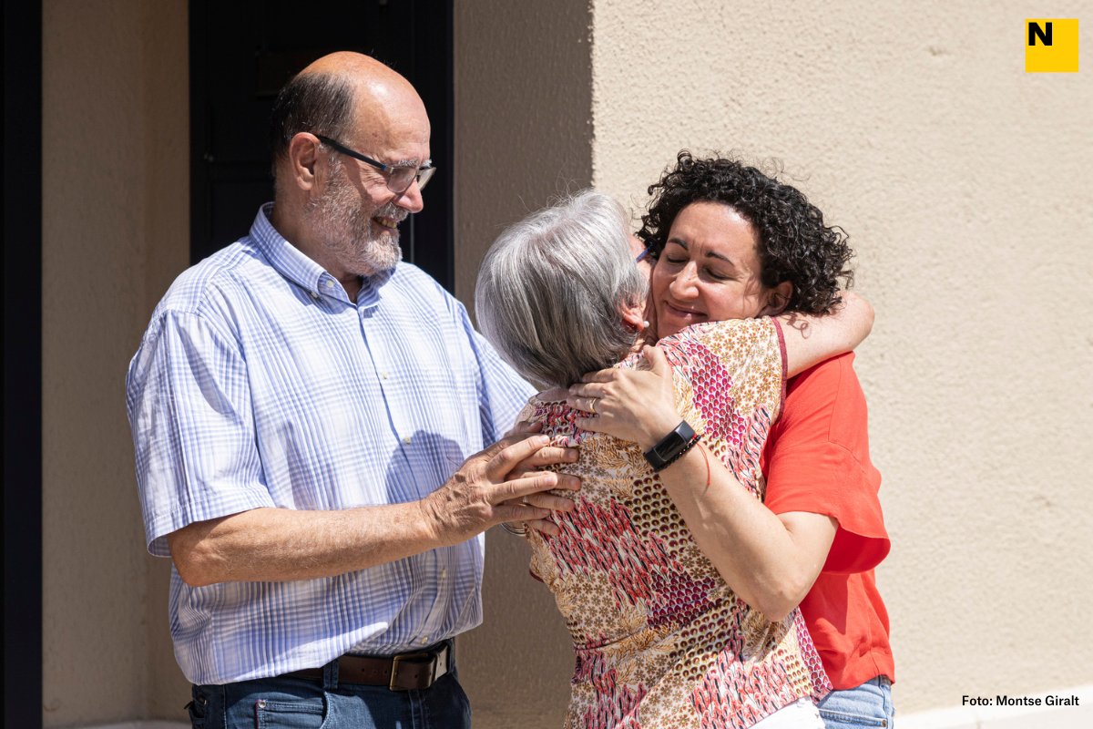 🟡 Marta Rovira abraça emocionada els seus pares en tornar a casa, a Vic, sis anys després de marxar a l'exili.

Els pares l'esperaven a la porta de casa on l'han rebut amb els braços oberts.

📷 <a href="/giraltm/">Montse Giralt</a> 
elnacional.cat/ca/politica/ma…