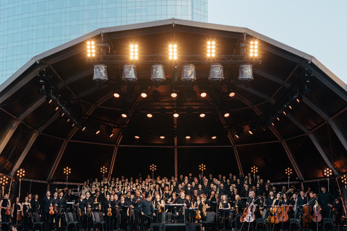 Orfeó Català (@orfeo_catala) on Twitter photo 🎶 Ahir vam interpretar himnes de grans esdeveniments esportius a la platja de Sant Sebastià, en el marc de #ClàssicaPlatja, amb <a href="/OrquestraOBC/">Orquestra OBC</a>, <a href="/serena_saenz/">Serena Sáenz</a>, <a href="/josepramonolive/">Josep-Ramon Olivé</a>, <a href="/Rinatshaham/">𝐑𝐈𝐍ÁT S𝐇ÁHAM</a>, Freddie De Tommaso i <a href="/ArnauTordera/">Arnau Tordera I</a>, dirigits per @LudovicMorlot
©️Ray Molinari 🎶 Ahir vam interpretar himnes de grans esdeveniments esportius a la platja de Sant Sebastià, en el marc de #ClàssicaPlatja, amb <a href="/OrquestraOBC/">Orquestra OBC</a>, <a href="/serena_saenz/">Serena Sáenz</a>, <a href="/josepramonolive/">Josep-Ramon Olivé</a>, <a href="/Rinatshaham/">𝐑𝐈𝐍ÁT S𝐇ÁHAM</a>, Freddie De Tommaso i <a href="/ArnauTordera/">Arnau Tordera I</a>, dirigits per @LudovicMorlot
©️Ray Molinari