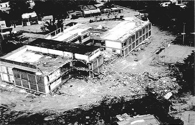 MarioBuffone70's tweet photo. LICEO RAIMUNDO MARTÍNEZ CENTENO. #Cariaco, #Sucre. Fundado: 1/10/1970 (Caldera). Sede anterior construida: septiembre 1986-abril 1987 (Lusinchi), capacidad: 800 alumnos. Derrumbada por el terremoto del 9/7/1997. Sede actual: abril 2001. #ObrasDeLaDemocracia #CentenarioLusinchi https://t.co/FHFIn4xXgY