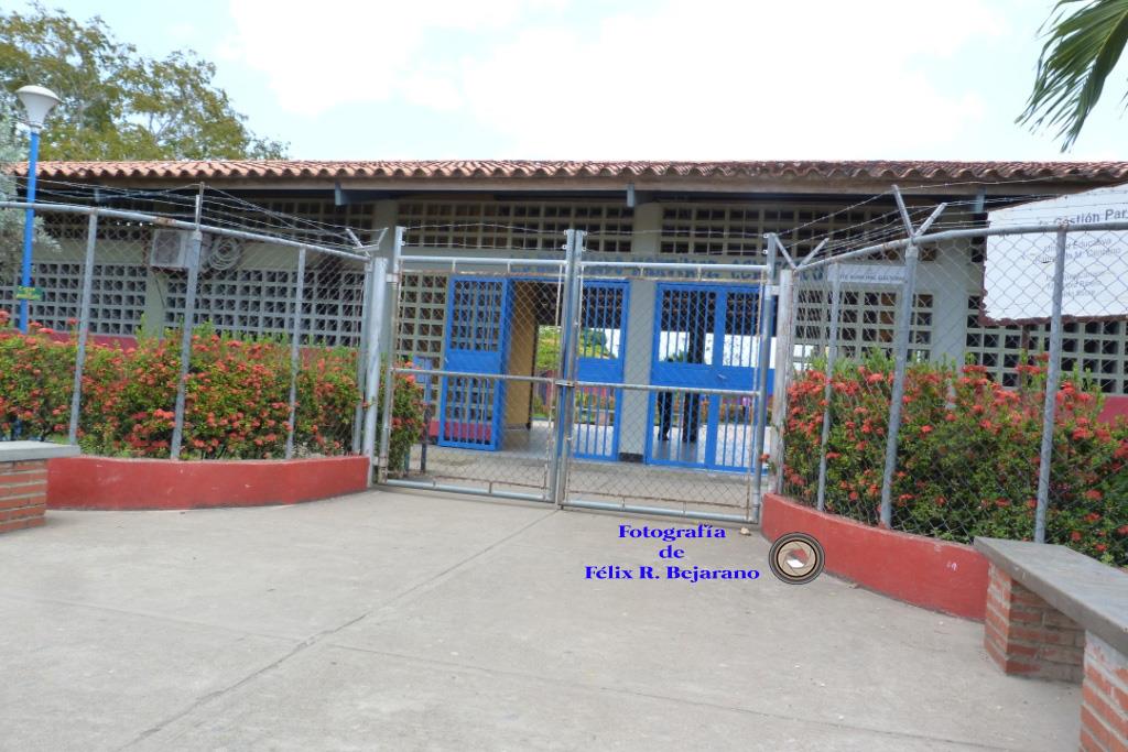 MarioBuffone70's tweet photo. LICEO RAIMUNDO MARTÍNEZ CENTENO. #Cariaco, #Sucre. Fundado: 1/10/1970 (Caldera). Sede anterior construida: septiembre 1986-abril 1987 (Lusinchi), capacidad: 800 alumnos. Derrumbada por el terremoto del 9/7/1997. Sede actual: abril 2001. #ObrasDeLaDemocracia #CentenarioLusinchi https://t.co/FHFIn4xXgY