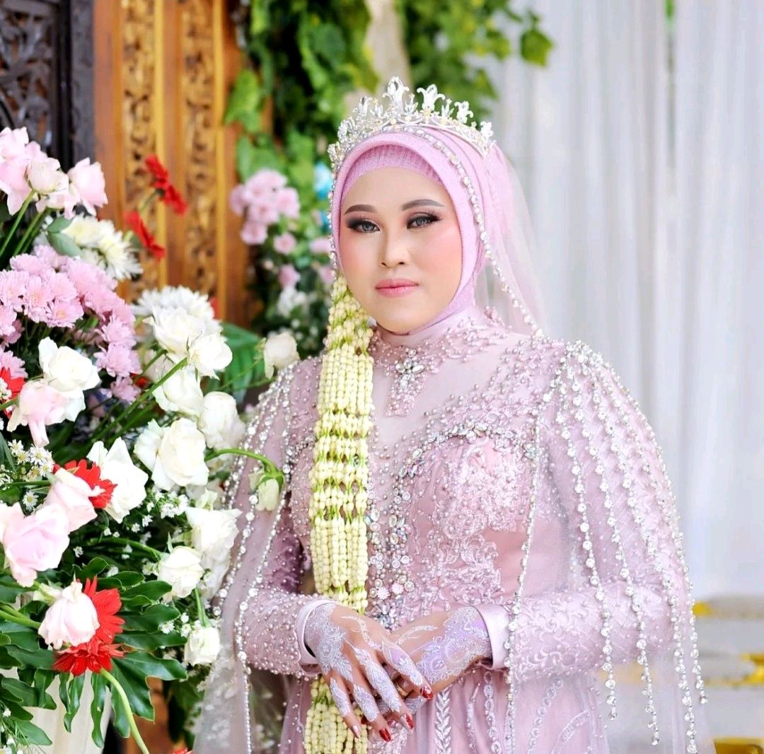tytarias's tweet photo. Lihatlah betapa cantiknya! 🌸✨ Dengan gaun yang anggun dan senyuman yang mempesona, dia benar-benar memancarkan kebahagiaan. Selamat menempuh hidup baru! #PengantinCantik #HariBahagia #CintaSempurna https://t.co/IzbUltlf14