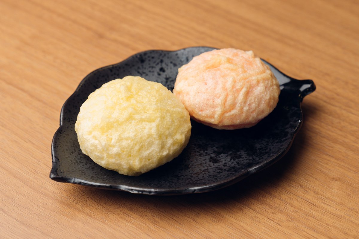 HidaDocument's tweet photo. 【天ぷらまんじゅう】
まんじゅうにてんぷら粉をつけて揚げたもの。主に紅白のまんじゅうが使われ、正月や祭りなどめでたい時によく食べられる。祭りの時期などにはスーパーで天ぷら用のまんじゅうが売られている。長野や会津にも同様のものがある。 https://t.co/fXtVdzWbhd