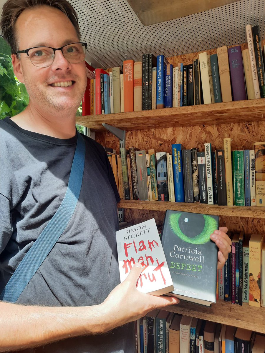 buecherzelle_LN's tweet image. Erst dachte ich an einen Wartungszechniker. Körpergröße sprach für eine Reparatur an meinem Oberlicht. Aber: Ontje aus B. an der S. war da und versorgte sich mit Sommerlektüre. Frohen Sommer ihr Leseratten! Und Eure Lektüretips bitte! #freelittlelibrary