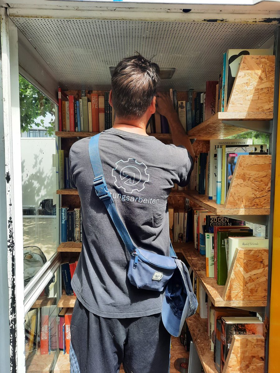 buecherzelle_LN's tweet image. Erst dachte ich an einen Wartungszechniker. Körpergröße sprach für eine Reparatur an meinem Oberlicht. Aber: Ontje aus B. an der S. war da und versorgte sich mit Sommerlektüre. Frohen Sommer ihr Leseratten! Und Eure Lektüretips bitte! #freelittlelibrary