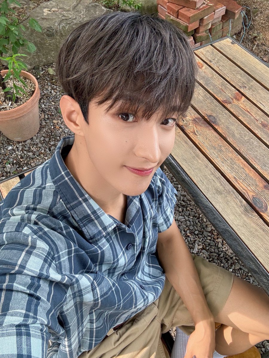 dkging_'s tweet image. 도겸이 등장🤍🤍🤍🤍