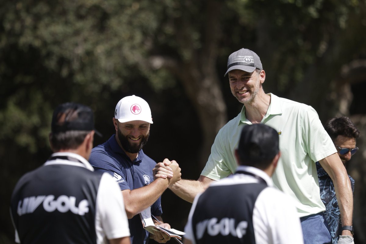 andrs_ra's tweet photo. Jon Rahm y Pau Gasol se saludan después de un buen golpe de Pau @paugasol @JonRahmOfficial @Valderramagolf @livgolf_league @livgolfespanol @LIVGolfComms @Ayto_SanRoque @sotogrande https://t.co/NQKjtw2qUi