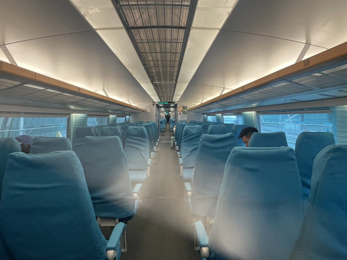 ff_tomoco's tweet image. カンボジア旅行に出発したのですが、上海でトランジットに失敗して1泊することきなりました。。
せっかくなので、リニアモーターに乗りました！
山梨出身の私としては、地元の山梨で乗るよりも上海で乗る方が早かったのは少々複雑ではありますが😂