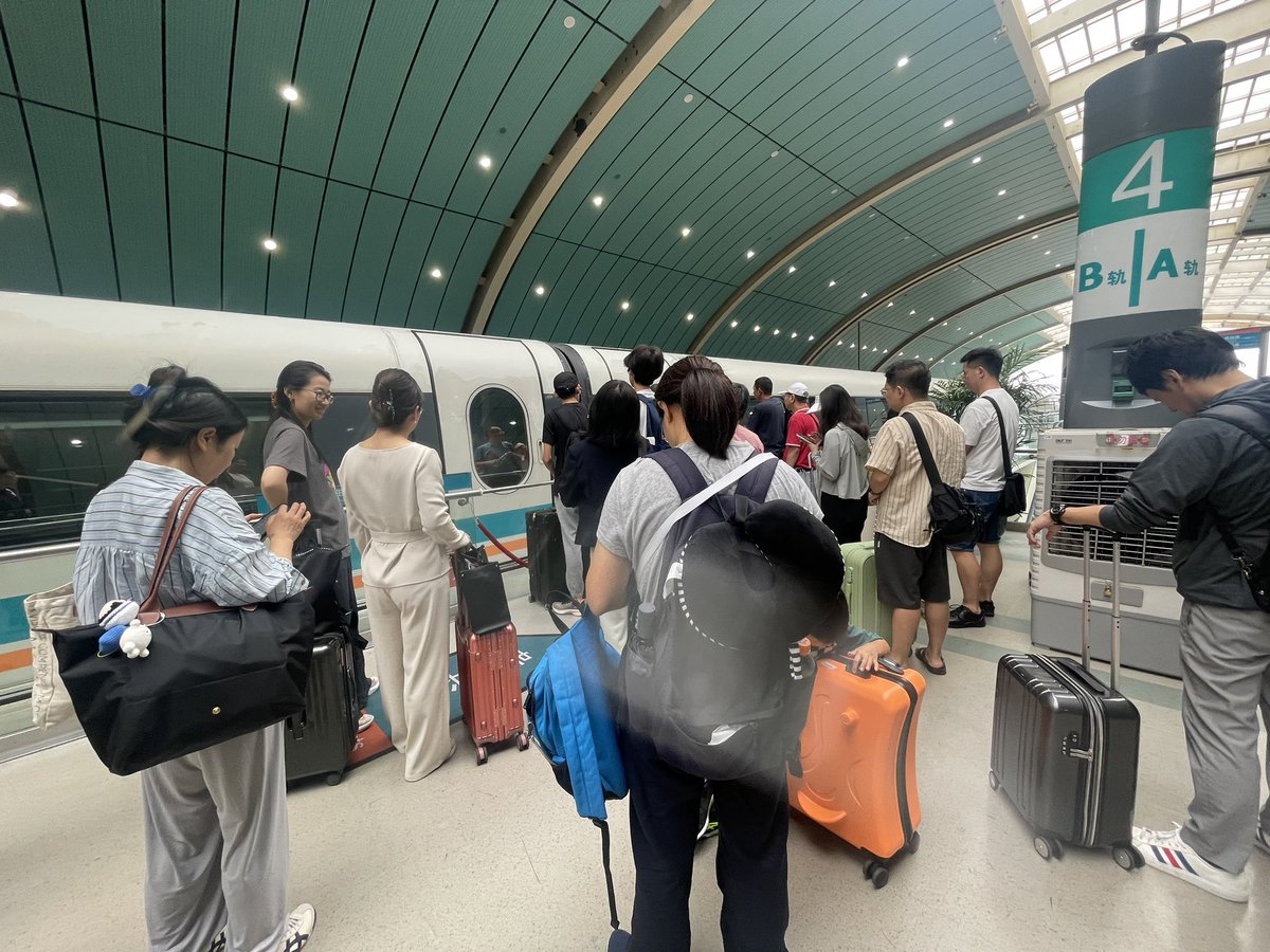 ff_tomoco's tweet image. カンボジア旅行に出発したのですが、上海でトランジットに失敗して1泊することきなりました。。
せっかくなので、リニアモーターに乗りました！
山梨出身の私としては、地元の山梨で乗るよりも上海で乗る方が早かったのは少々複雑ではありますが😂