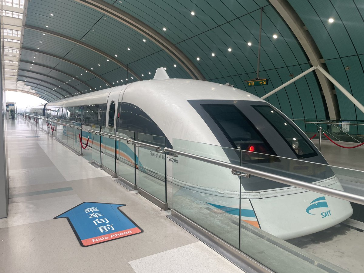 ff_tomoco's tweet image. カンボジア旅行に出発したのですが、上海でトランジットに失敗して1泊することきなりました。。
せっかくなので、リニアモーターに乗りました！
山梨出身の私としては、地元の山梨で乗るよりも上海で乗る方が早かったのは少々複雑ではありますが😂