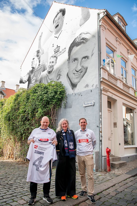 AnneFrostJepsen's tweet photo. Støt op om AGFs legendegavl!
- OGSÅ FOR ALLE LEGENDERNES SKYLD🔥

#Ultratwitteragf vi har brug for jeres hjælp! 🙌
Vi forelskede os i tanken om at superligaens første legendegavl skulle være i Aarhus.

Vi splejser og så er den klar inden fredag. HJÆÆLP!
https://t.co/wp5MsaNQ86 https://t.co/pWlRsAEhoG
