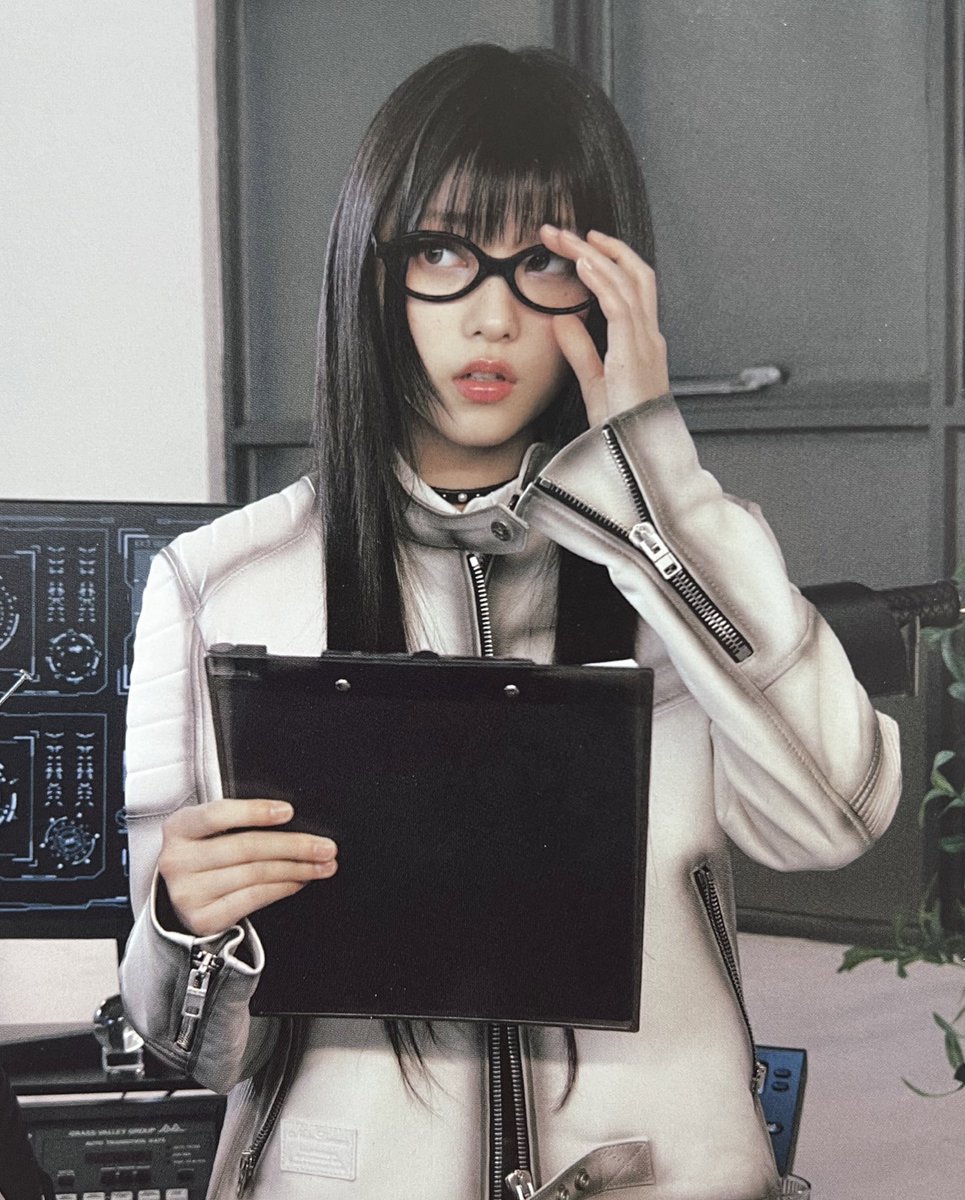 lovablDea's tweet photo. 지금 해린님이 너드미를 최대치로 말아주시는거같은데 https://t.co/21Aho5HCl1