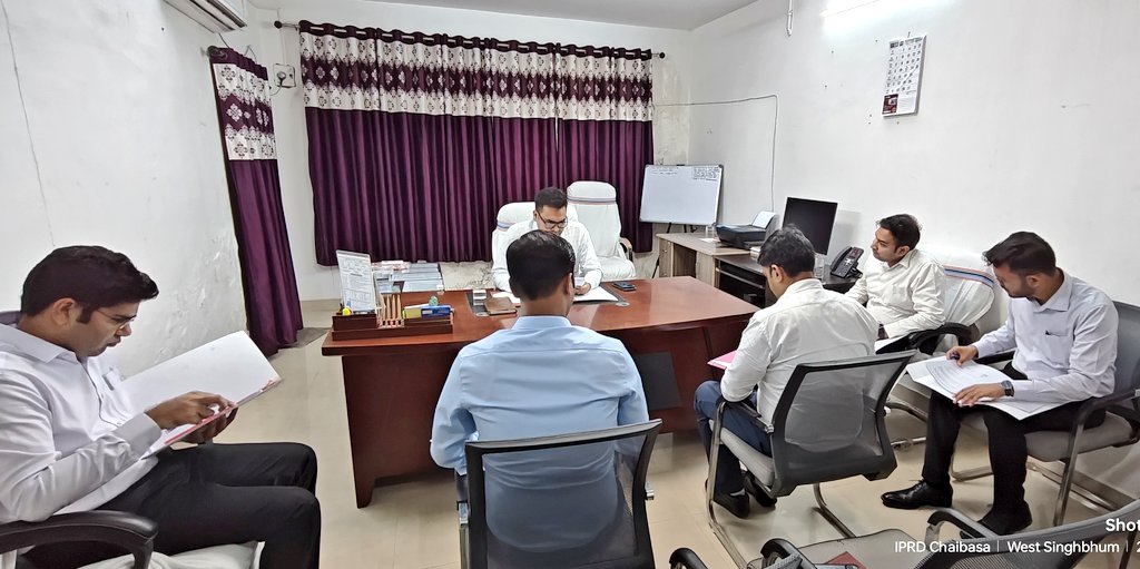 डीडीसी, एसडीएम-सदर व सलंग्न पदाधिकारी की उपस्थिति में समाहरणालय स्थित कोषागार-चाईबासा का औचक निरीक्षण के दौरान कार्यालय में संधारित आगत-निर्गत पंजी, उपस्थिति पंजी, कार्य आवंटन सहित विविध विपत्र एवं फाइल का अवलोकन किया।
<a href="/HemantSorenJMM/">Hemant Soren</a> <a href="/JharkhandCMO/">Office of Chief Minister, Jharkhand</a> <a href="/prdjharkhand/">IPRD Jharkhand</a> <a href="/PRDChaibasa/">IPRD, West Singhbhum</a>