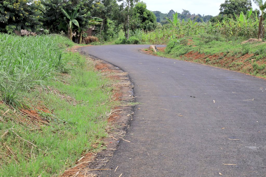 MoWT_Uganda's tweet photo. Low Cost Sealing of the Busaana Town Council Roads in Kayunga District is currently underway. 

Low-cost sealing is an innovative technology that is aimed at improving all weather rural accessibility and reducing gravel loss. 

The technology involves the sealing of low volume roads utilizing locally available resources.

In Uganda, the technology is being used to seal roads which would otherwise not merit sealing using conventional and more costly methods.