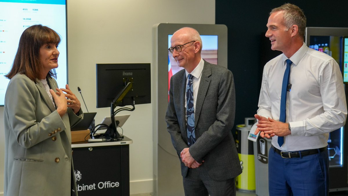 cabinetofficeuk's tweet photo. CDL @patmcfaddenmp and @Peterkyle met with staff at the Central Digital &amp; Data Office (CDDO) &amp; Government Digital Service @GDSTeam to see the work they are doing to deliver efficiency &amp; value for money for citizens. https://t.co/JXePBvi0FI