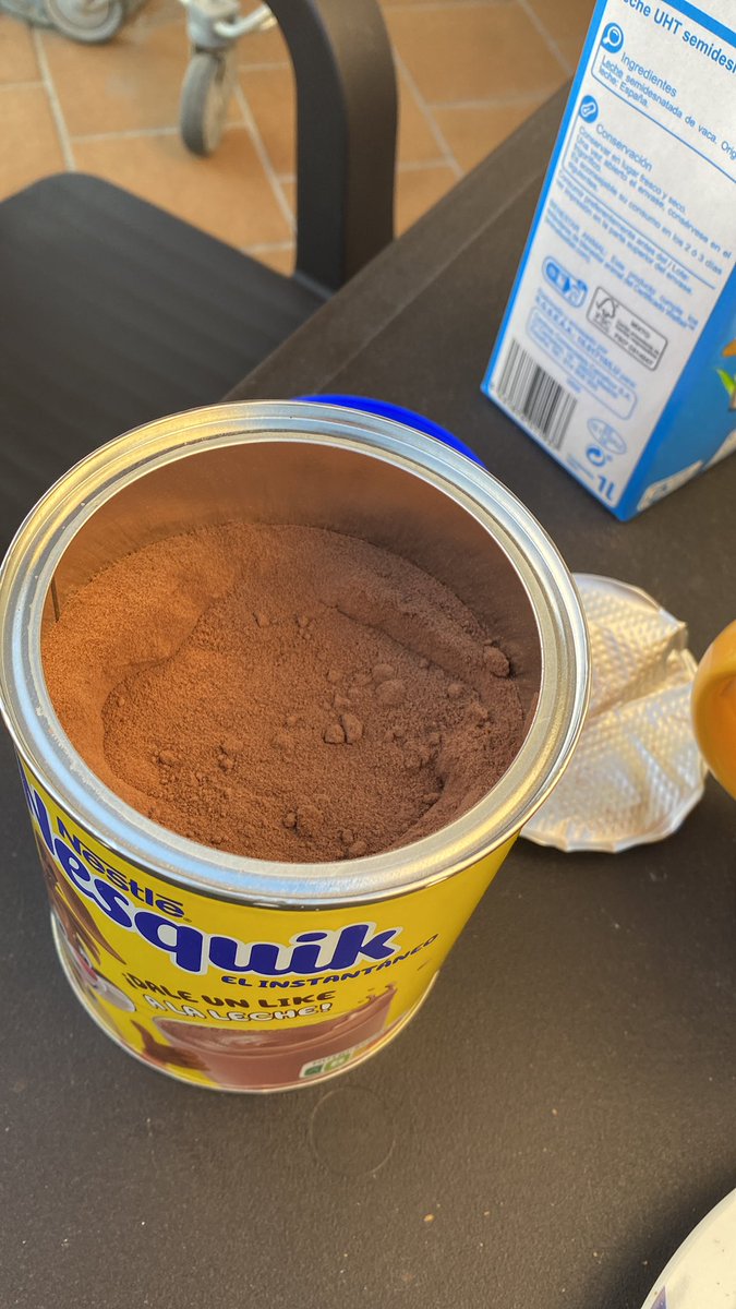 beademi_'s tweet photo. Señores de @CarrefourES y @Nesquik me siento timada. He abierto la lata nueva y falta un cuarto del contenido. https://t.co/bKQlpPefSg
