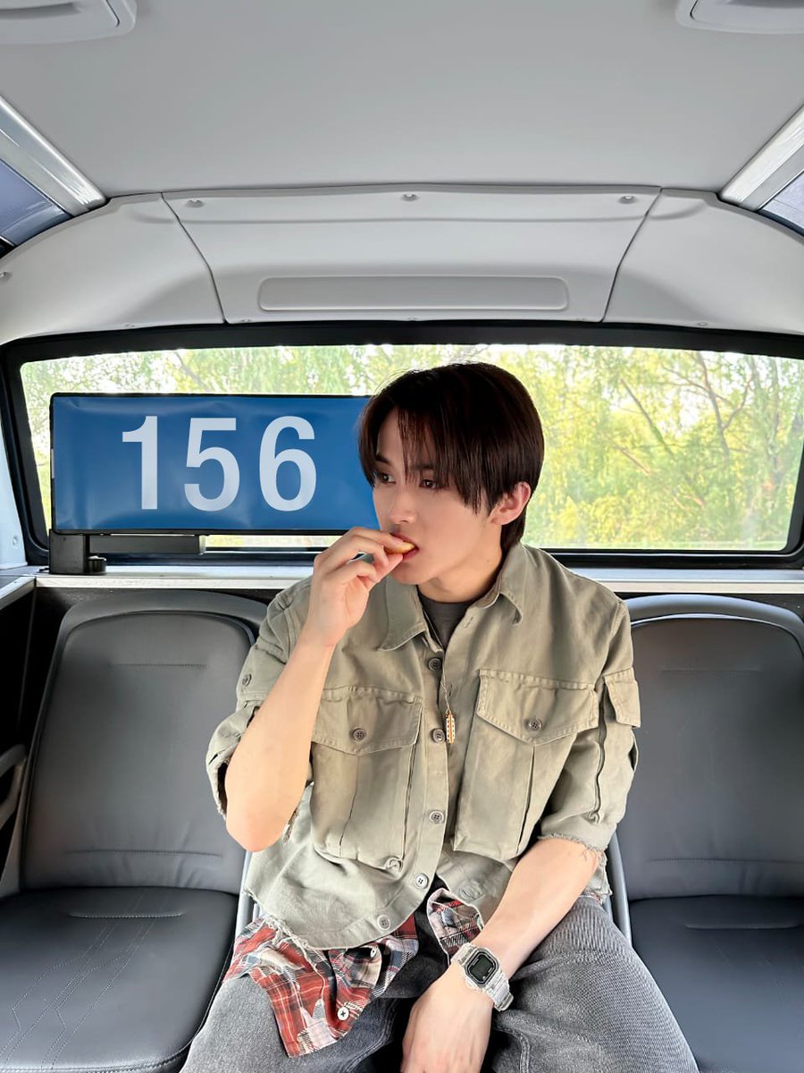 minhyungify's tweet photo. okay back inside my 156 bus https://t.co/bJTrB2y3xr
