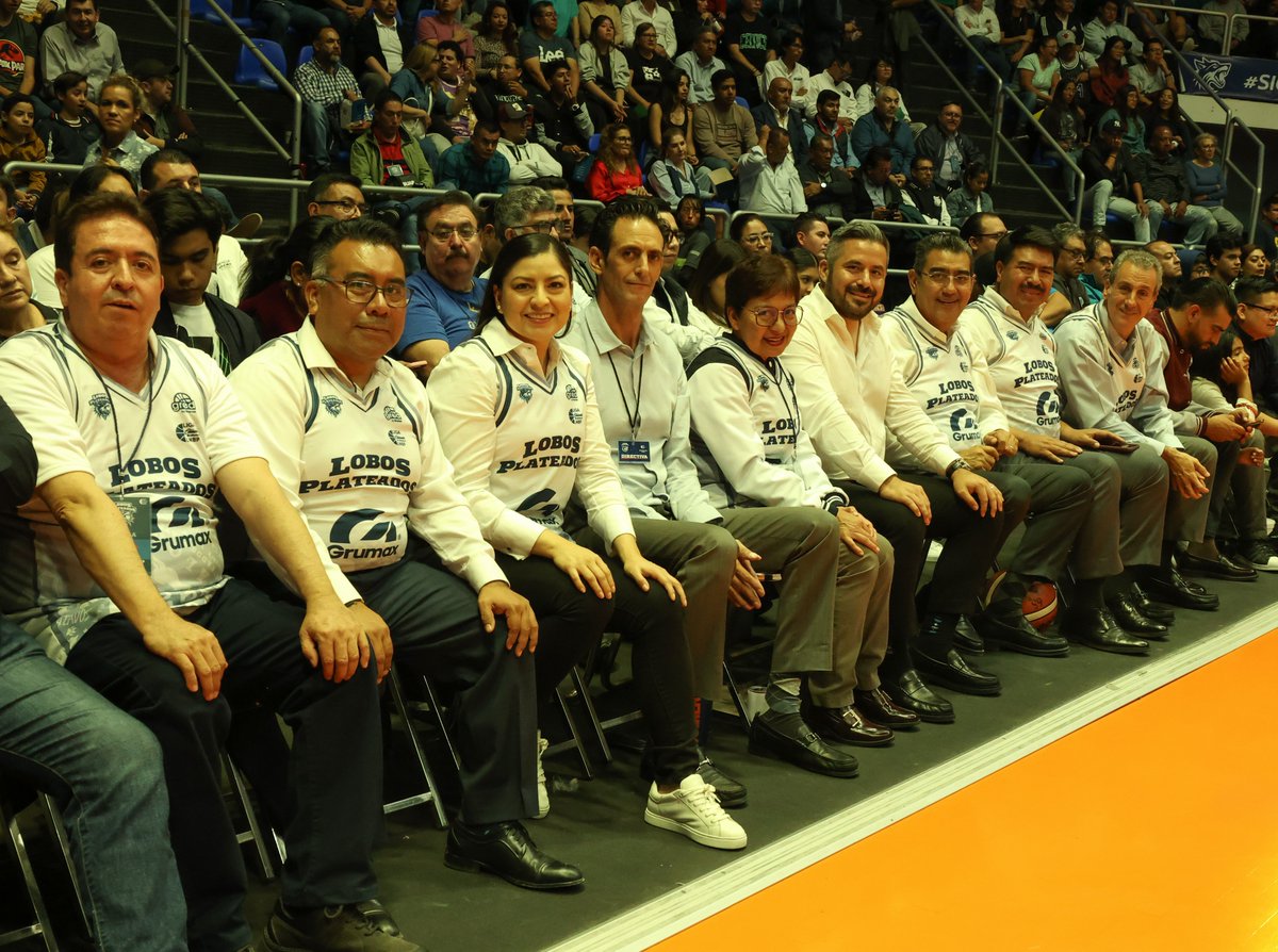 RiveraVivanco_'s tweet photo. ✨¡Un #OrgulloLobo #OrgulloBUAP presenciar en mi alma mater el debut de nuestro equipo de baloncesto @lobosplateados1 en la Liga Nacional Profesional! 🙌🏼 

Junto con nuestro gobernador @SergioSalomonC, la rectora de esta casa de estudios @LiliaCedillo_, el secretario de gobernación del estado @Javier_AquinoL, el presidente municipal en funciones @adandominguez, y nuestro presidente electo @pepechedrauimx, así como con la directiva de lujo, vemos aullar los Lobos Plateados en un gran ambiente. 

¡Vamos Lobos! 🐺 👏🏼👏🏼