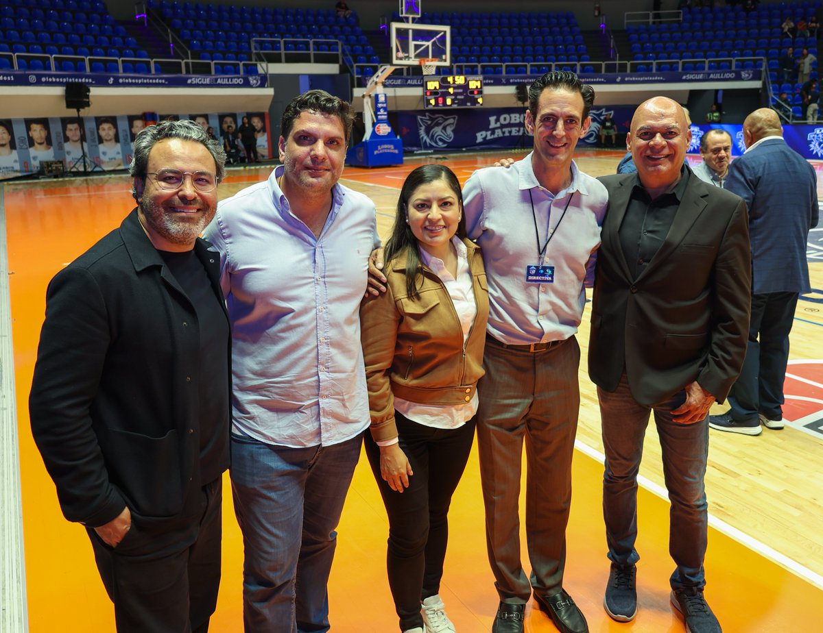 RiveraVivanco_'s tweet photo. ✨¡Un #OrgulloLobo #OrgulloBUAP presenciar en mi alma mater el debut de nuestro equipo de baloncesto @lobosplateados1 en la Liga Nacional Profesional! 🙌🏼 

Junto con nuestro gobernador @SergioSalomonC, la rectora de esta casa de estudios @LiliaCedillo_, el secretario de gobernación del estado @Javier_AquinoL, el presidente municipal en funciones @adandominguez, y nuestro presidente electo @pepechedrauimx, así como con la directiva de lujo, vemos aullar los Lobos Plateados en un gran ambiente. 

¡Vamos Lobos! 🐺 👏🏼👏🏼