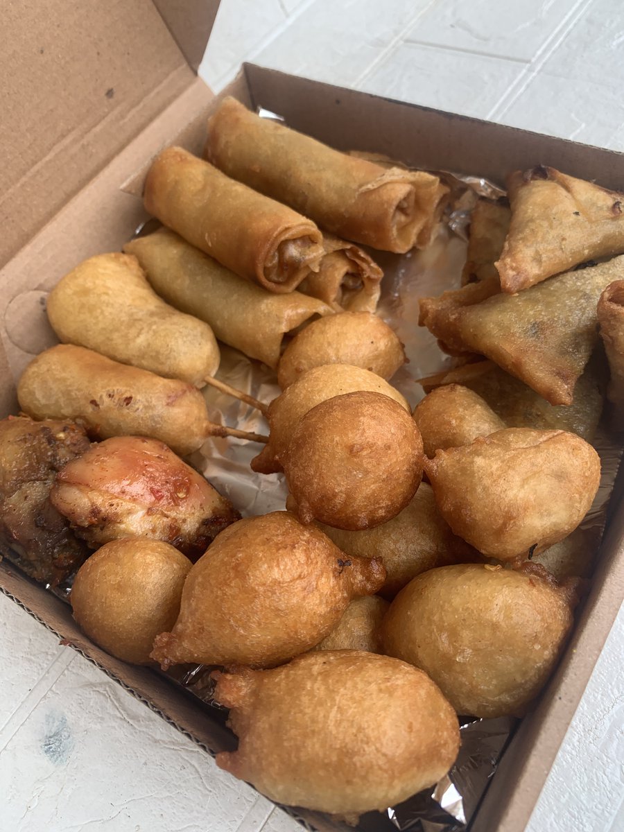 Zizousdelight's tweet photo. Good morning everyone 🤗🤗

Tomorrow is a good day to enjoy our yummy,crunchy and well filled small chops 

With 6000naira you get

5 samosa
5 spring rolls
2 chicken
2 corn dog
10puff puff

Location- Ibadan

Kindly PRE-ORDER now and get it tomorrow 

Please RT 🙏 https://t.co/Cn6JUAelF5