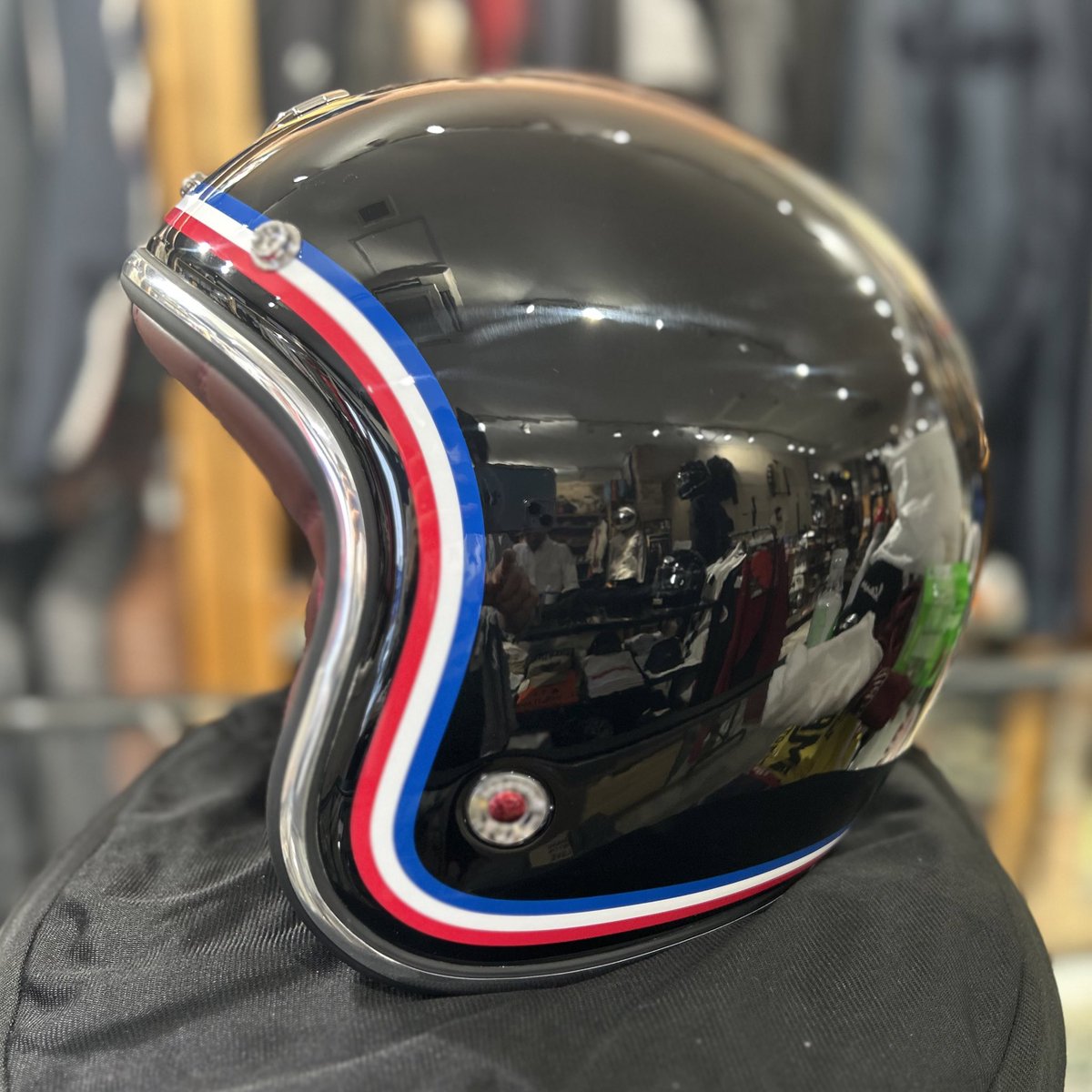 Motori_ginza's tweet photo. Ruby Helmet ”Revolution”
3本のラインがアクセントになり上品な仕上がりです✨黒のSRに合わせてお楽しみくださいませ!😊🏍️
#rubyhelmet #ヘルメット #motorimoda https://t.co/kzbYZFgKbw
