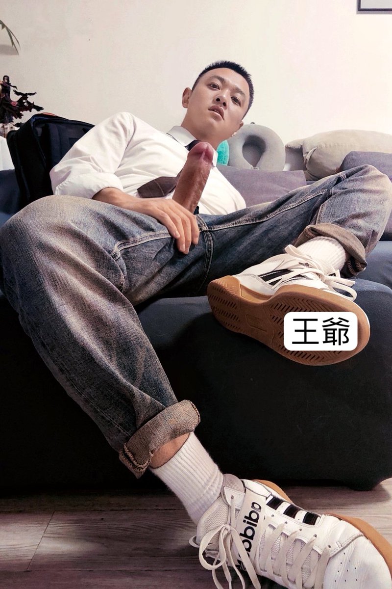 臭脚痞子爷们，老子大家吧散发诱人的气味，骚逼快来跪舔深喉！
抓起你的骚臀对你骚逼做活塞运动！#想玩私我