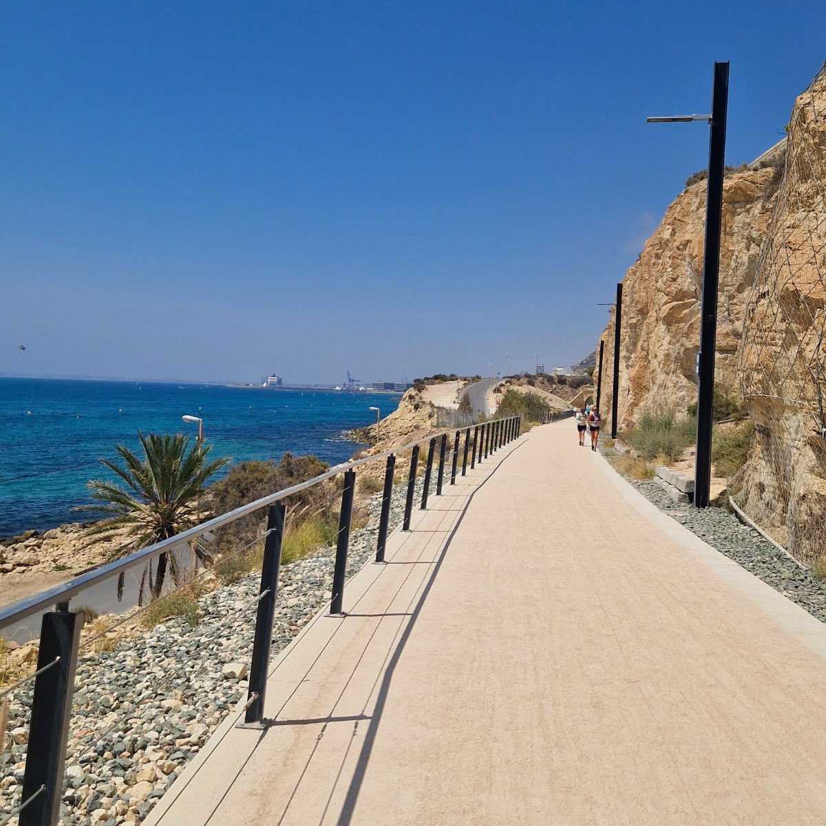costablancaorg's tweet photo. ¡Nueva Vía Verde de La Cantera en #Alicante! 🚴‍♀️🚶🌊 Un trayecto de 1,2 km que discurre junto al mar Mediterráneo y que conecta el paseo de Gómiz, El Postiguet y la Albufereta. Ven a la #CostaBlanca y pasea entre miradores 😍, túneles 🛤, y playas 🏖. https://t.co/VGgOMEhInz
