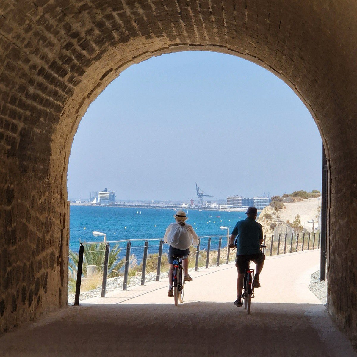 costablancaorg's tweet photo. ¡Nueva Vía Verde de La Cantera en #Alicante! 🚴‍♀️🚶🌊 Un trayecto de 1,2 km que discurre junto al mar Mediterráneo y que conecta el paseo de Gómiz, El Postiguet y la Albufereta. Ven a la #CostaBlanca y pasea entre miradores 😍, túneles 🛤, y playas 🏖. https://t.co/VGgOMEhInz