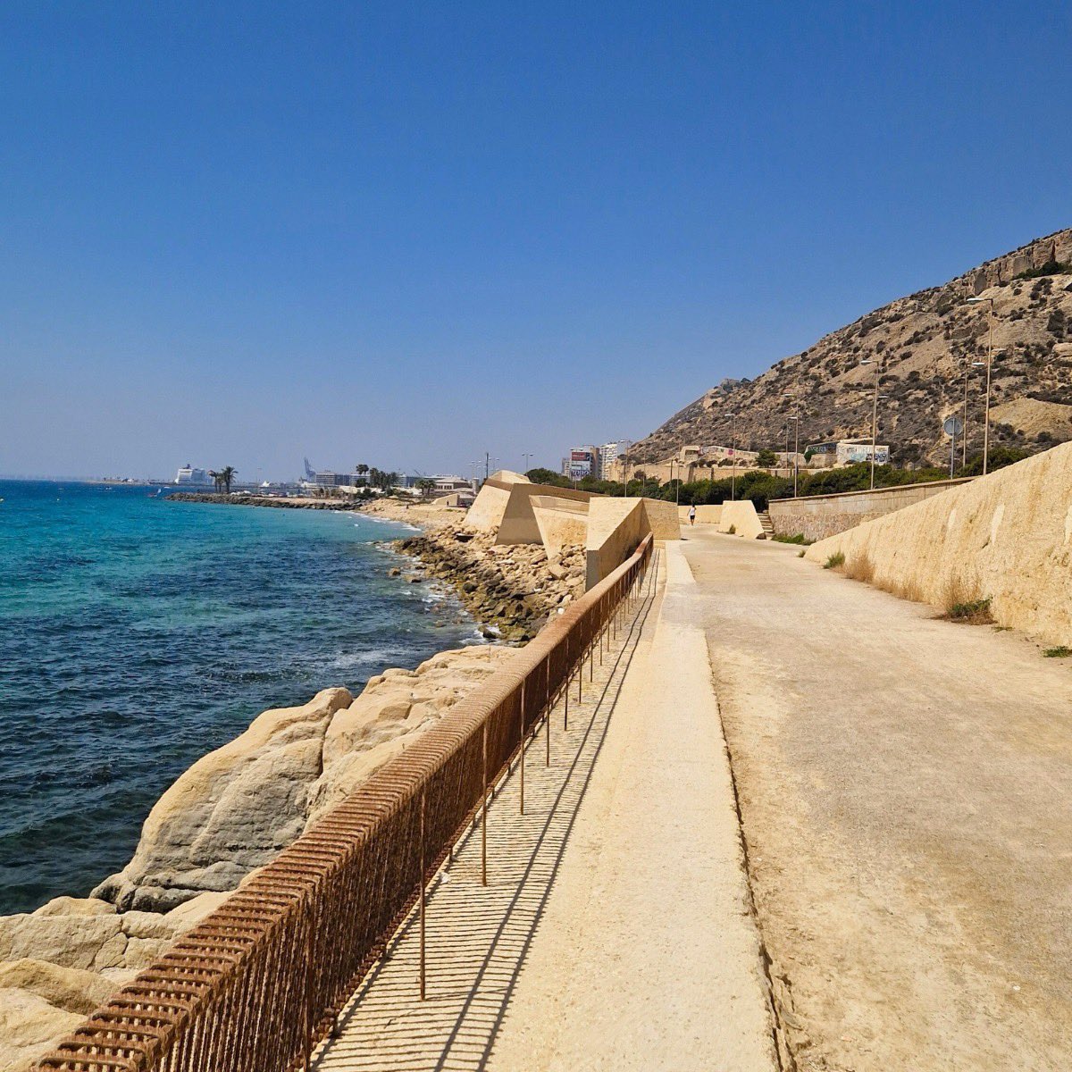 costablancaorg's tweet photo. ¡Nueva Vía Verde de La Cantera en #Alicante! 🚴‍♀️🚶🌊 Un trayecto de 1,2 km que discurre junto al mar Mediterráneo y que conecta el paseo de Gómiz, El Postiguet y la Albufereta. Ven a la #CostaBlanca y pasea entre miradores 😍, túneles 🛤, y playas 🏖. https://t.co/VGgOMEhInz