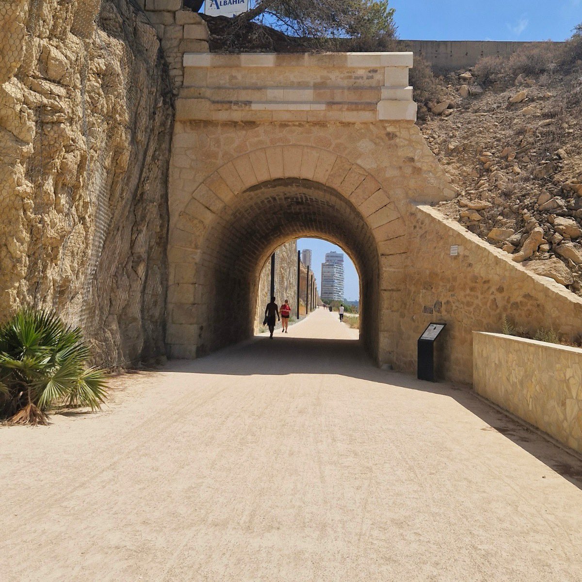 ¡Nueva Vía Verde de La Cantera en #Alicante! 🚴‍♀️🚶🌊 Un trayecto de 1,2 km que discurre junto al mar Mediterráneo y que conecta el paseo de Gómiz, El Postiguet y la Albufereta. Ven a la #CostaBlanca y pasea entre miradores 😍, túneles 🛤, y playas 🏖.