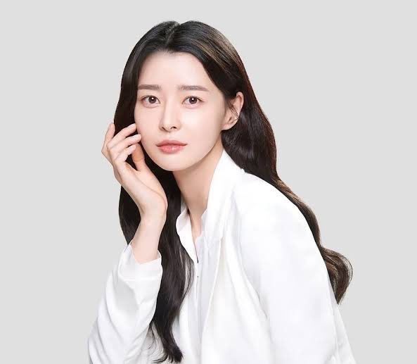 soohyunupdates's tweet photo. [NEWS] Actress Kwon Nara Joins #KimSoohyun in the World of Knock-Offs as the Lead in #KnockOff

On the 12th, Star News exclusively reported that Kwon Nara will appear in the new Disney+ drama Knockoff.

Knockoff tells the story of Kim Sungjoon, an ordinary man who lost his job during the IMF crisis. He dives into the knock-off business at the end of the 20th century and eventually becomes the king of knock-offs worldwide in the 21st century.

In the drama, Kwon Nara plays Moon Yoobin, who, along with her brother, makes and sells knock-offs before being scouted by Kim Sungjoon and tasting the allure of money. Her character believes in her dreams and efforts and the power of positive thoughts and attitude.

⸻ https://t.co/FtCCQYNjVj