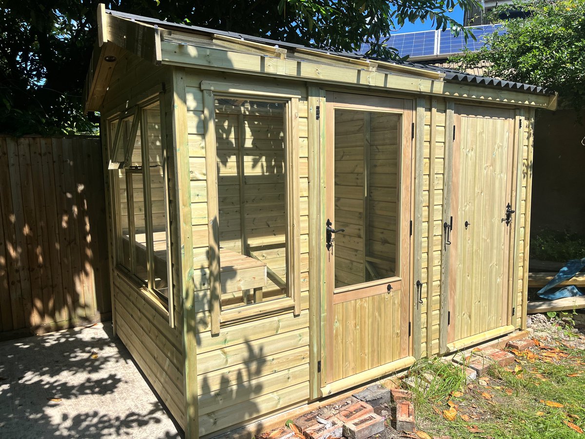 PhoenixShed's tweet photo. This 10’ x 6’ Rutland Potting Shed is a bespoke building that has multiple options, such as:
👉 A partition to create a separate shed/storage area.
👉 A glass roof over the Potting Shed section.
👉 Black Onduline over the shed section.
#bespokebuilding #bespoke #summerhouse #shed https://t.co/YFaK2gqEm4