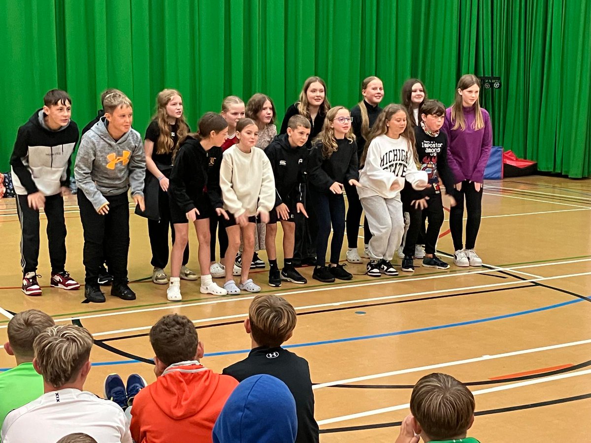 Gwledd o gystadlu yn yr Eisteddfod neithiwr! Da iawn chi 💫
Eisteddfod time! Well done everyone 💫