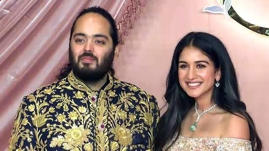 banarasipunk's tweet photo. Instagram kholte hi sidha Ambani ki wedding mai phoch jata hu 😪 https://t.co/SnxxYPqSXo