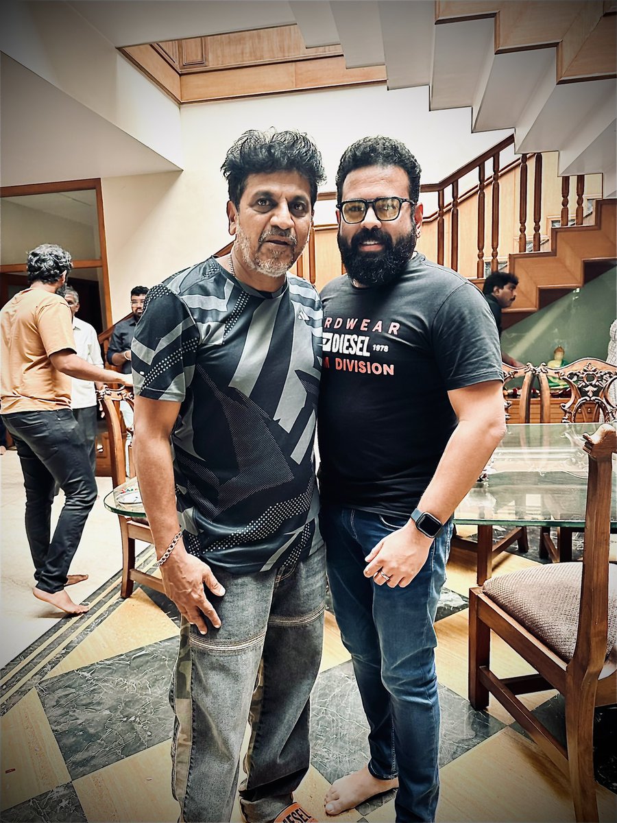 SanthoshAnand15's tweet photo. Happy Birthday @NimmaShivanna ❤️ The Undisputed KING of Kannada Cinema👏👏👏 https://t.co/PSu1XOIilz