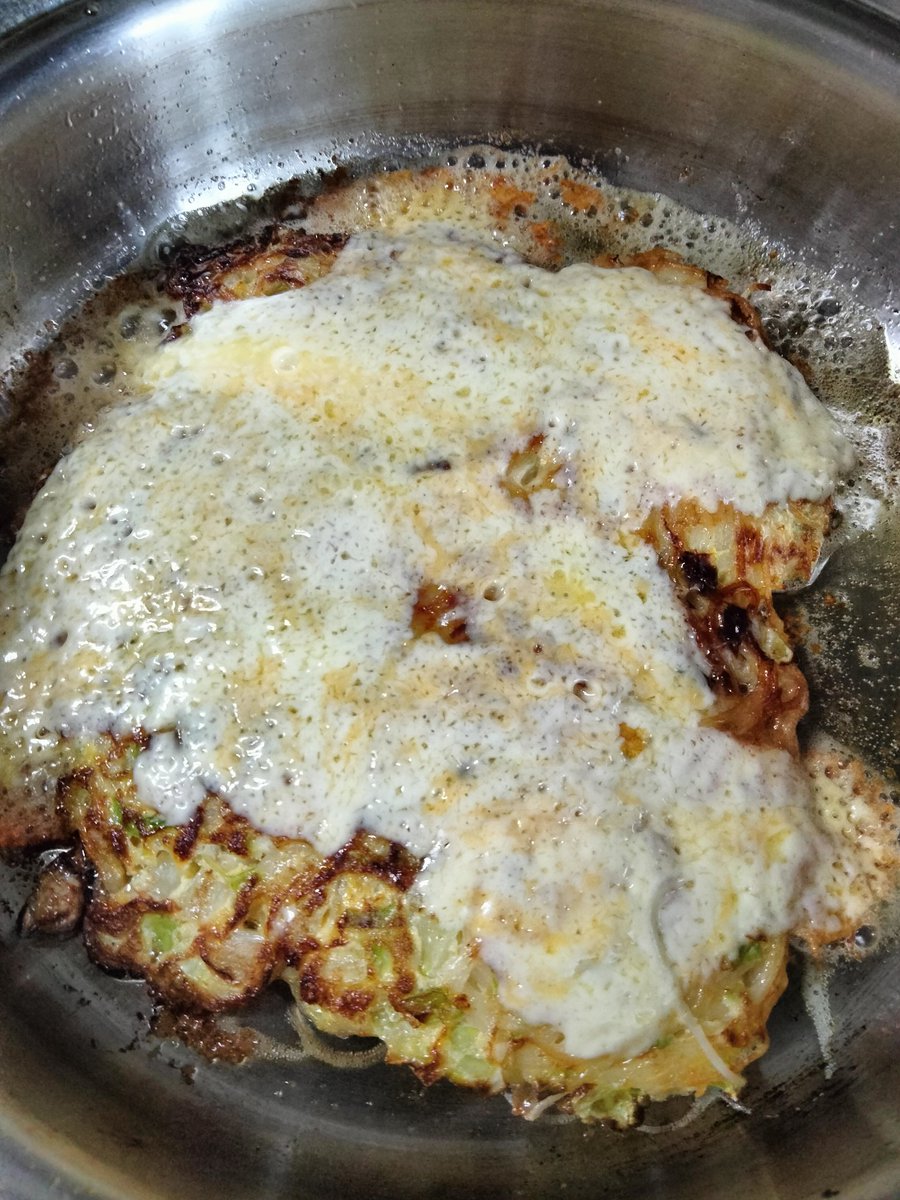 satokoma's tweet photo. 余ったそうめんシリーズ😁
刻んだキャベツて青ネギを混ぜて卵も入れて、卵も混ぜて両面こんがり🤗
そして、最後にチーズをかけて出来上がり💁
栄養的にも朝ごはんにぴったりな一品なのです🌿
作り方はコメント欄のスタエフで😉
#ディアウーマン
#DearWoman
#がまだすごはん
#formyangels
#easyhealthyhappycooking
#簡単健康開運料理
#そうめんリメイク