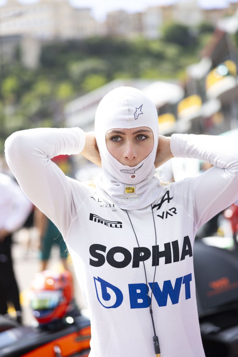 SophiaFloersch's tweet photo. As a woman, you should smile. Sometimes I just laugh to myself and nobody sees it. This gives me the strength to turn my cheek to my opponents again with all their test days, equipment and team support. It makes me stronger. #sophia #racegirl #unscripted #Alpine #racHer #pushingthelimits