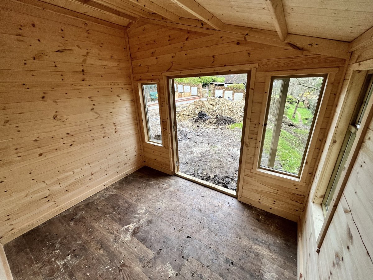 PhoenixShed's tweet photo. This is an 8’ x 17’ Bespoke Stamford Combi Summerhouse.
~ It has a partition to create a Summerhouse and Storage Shed.
~ Laminate Flooring in Chestnut Oak to the Summerhouse section.
~ A 2’ rear overhang.
#bespokebuilding #bespoke #summerhouse #gardensheds #gardenbuilding #timber https://t.co/lnx5YwejLL