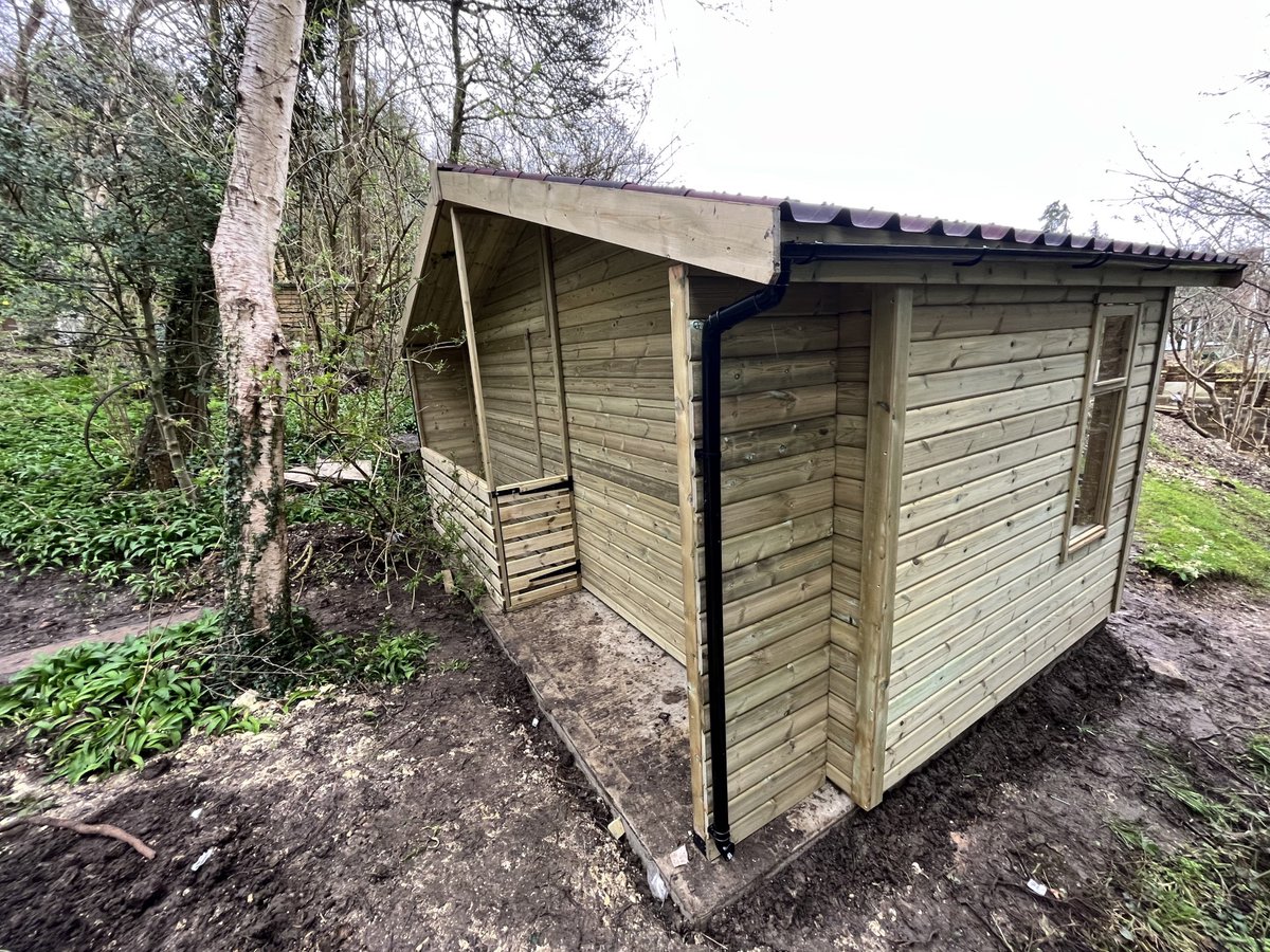 PhoenixShed's tweet photo. This is an 8’ x 17’ Bespoke Stamford Combi Summerhouse.
~ It has a partition to create a Summerhouse and Storage Shed.
~ Laminate Flooring in Chestnut Oak to the Summerhouse section.
~ A 2’ rear overhang.
#bespokebuilding #bespoke #summerhouse #gardensheds #gardenbuilding #timber https://t.co/lnx5YwejLL