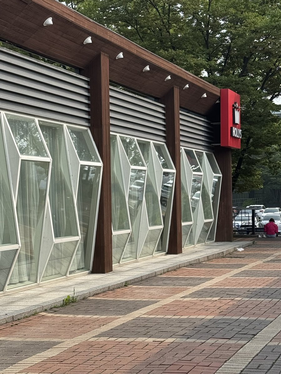 myositte's tweet photo. 📍 할리스커피 - 제일제면소 사이 골목길에서 4:00부터 나눔 시작하겠습니다! https://t.co/xRiDDuYirQ
