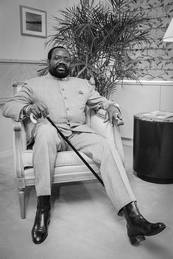 cesarchiyaya's tweet photo. UMA RUA COM O NOME DE SAVIMBI?

Samakuva, imprudente, anunciou que Savimbi terá o seu nome estampado numa rua qualquer nos arredores da cidade de Luanda, talvez.

Ele achou que ao tornar isso público, estaria a passar-se por uma figura de responsabilidade preocupada com a reconciliação nacional - só que não, está a passar vergonha.

Samakuva, com os seus 78 anos, não sabe que estampar o nome de Savimbi numa esquina qualquer não significa necessariamente a dita “reconciliação nacional”.

Aliás, muito pelo contrário, ridiculariza, diminui, reduz a figura de Savimbi a um “absoluto nada”.

A figura de Jonas Savimbi não é uma figura de consensos, não é uma figura de se atribuir o seu nome a uma rua só porque o GAP assim o quis.

Jonas Savimbi é um assunto muito sério e complexo da nossa história política e social.

Para tratar questões ligadas ao legado de Savimbi é preciso um debate nacional sério que envolva todas as partes.

E para tal só é possível fazê-lo na Assembleia Nacional.

Têm que ser os representantes do povo a decidirem como equiparar, como aproveitar o lado positivo de Savimbi, como lidar com os seus passivos (lado negativo) ou melhor, como lidar com o seu lado obscuro…

Tudo isso requer um trabalho sério que deve envolver políticos, académicos, sociedade civil e, finalmente, aprovar um estatuto para figuras da dimensão de Savimbi.

E colocá-lo ao lado dos seus companheiros de luta por uma Angola independente: Agostinho Neto e Holden Roberto, que juntos assinaram os Acordos de Alvor.

Acordos que devolveram aos angolanos uma terra, uma nacionalidade e um passaporte.

Num país cuja dignidade ainda está por se conquistar.

Quem estiver a agitar Samakuva deve aconselhá-lo a recolher-se e a recompor-se.
_______
“E até lá, estou-me nas tintas”.