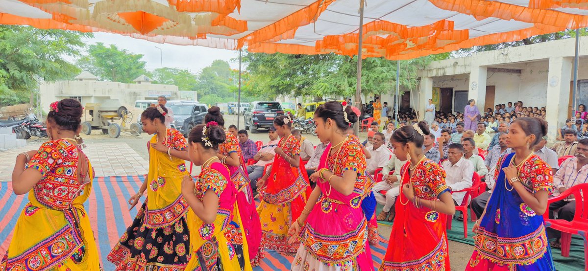 maheshbhuriya's tweet photo. આજ રોજ મારા મતવિસ્તાર ઝાલોદ તાલુકાના વરોડ ગામે નવીન પંચાયત ભવનનું લોકાર્પણ કર્યું.
મારી સાથે તાલુકા વિકાસ અધિકારી શ્રી ,જિલ્લા પંચાયત સદસ્ય શ્રી,સરપંચ શ્રી તથા ગ્રામજનો હાજર રહ્યા હતા.
#Varod #Jhalod #Gujarat https://t.co/fzssD01lWc