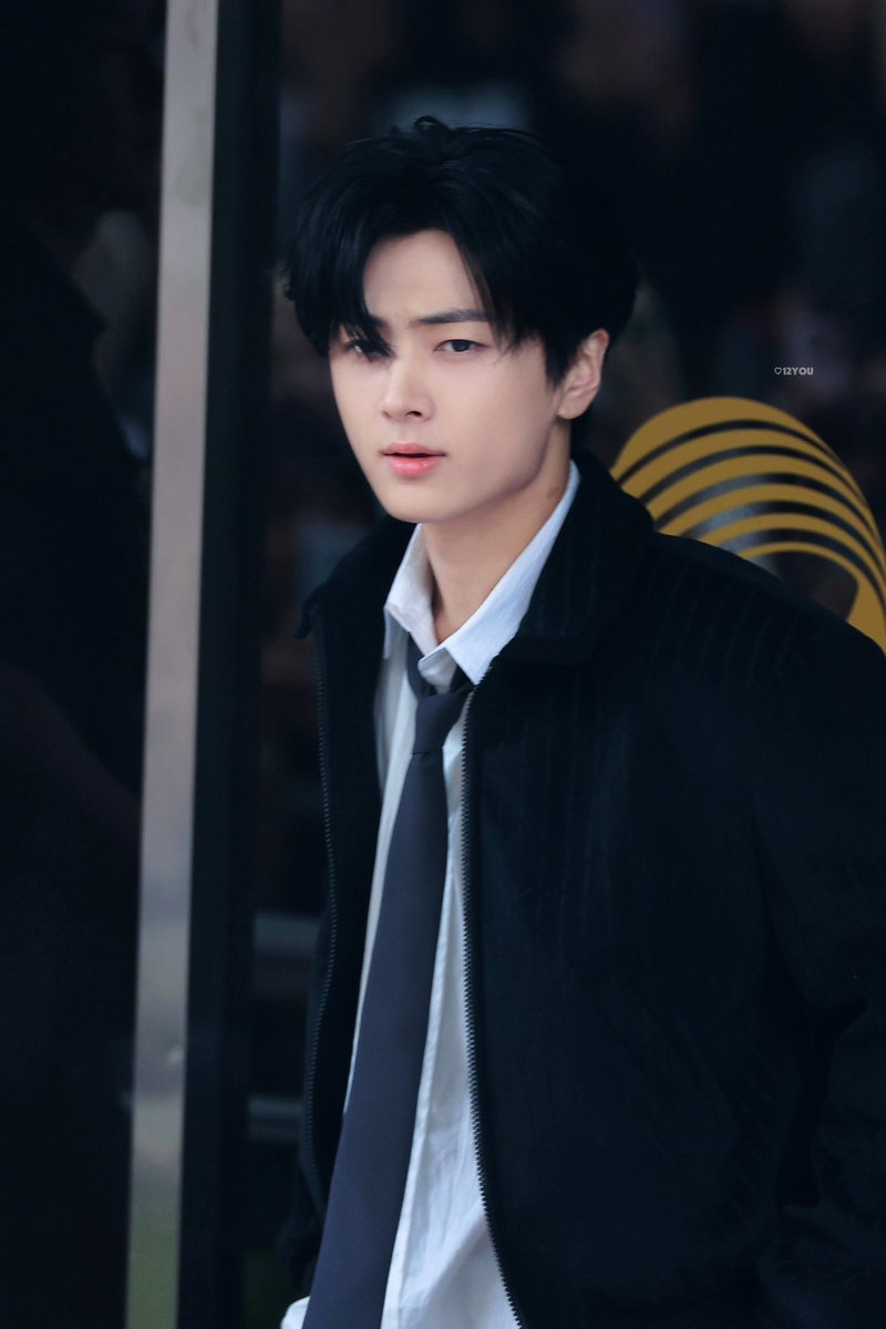 viraltakes's tweet image. Jay of ENHYPEN photographed at Music Bank recording today.