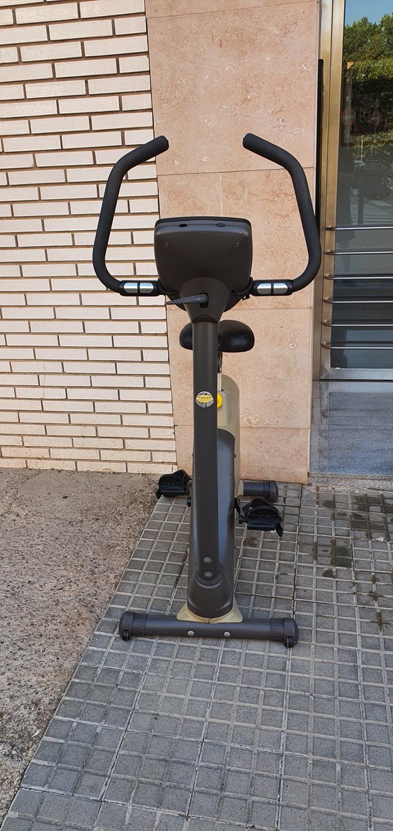 dllsigler's tweet photo. #Manresa té símbols de decadència clars i evidents, i cada cop més. Això em trobo a la porta de casa aquest matí en sortir a treballar. Gràcies alcalde @marc_aloy. En aquest poble fa anys que restem, mai sumem. https://t.co/VxDD6bJQjF
