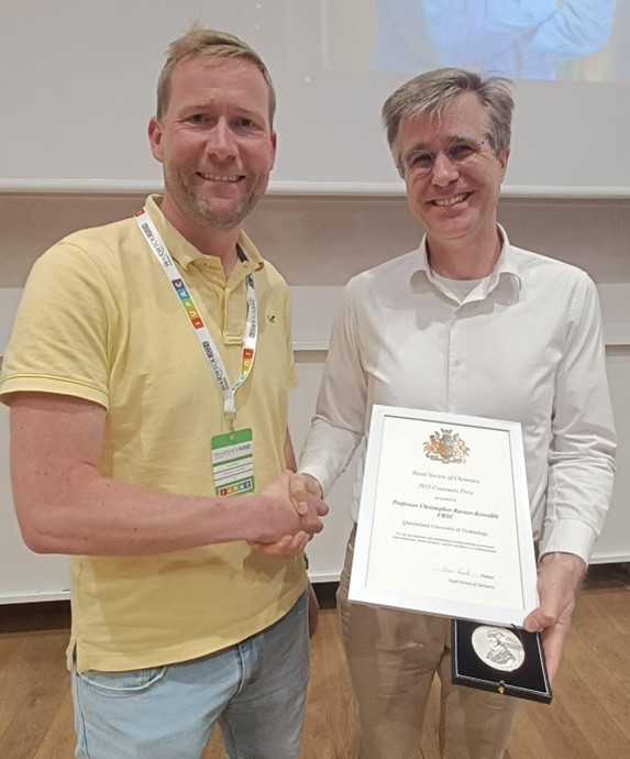 Christopher Barner-Kowollik <a href="/BarnerKowollik/">Macroarc</a> gave his #RSCprizes Centenary Award lecture and received his award from Paul Wilson.